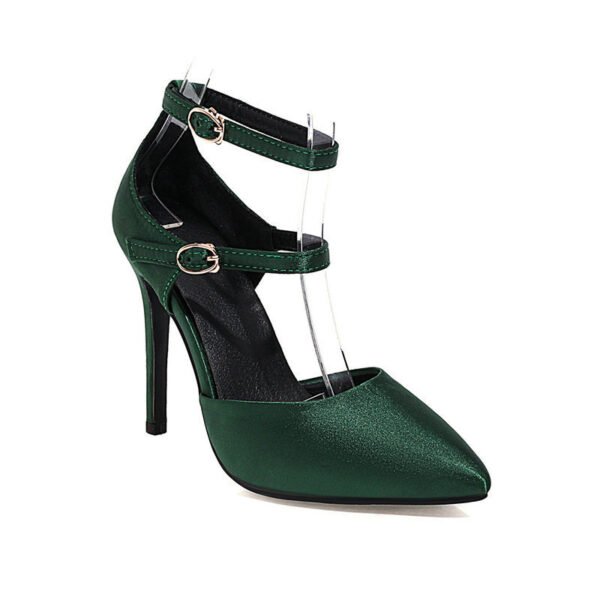 حذاء نسائي مفرغ بتصميم "بامب" (Pumps)، مزود بحزام ومشبك وكعب رفيع عالٍ (Stiletto).